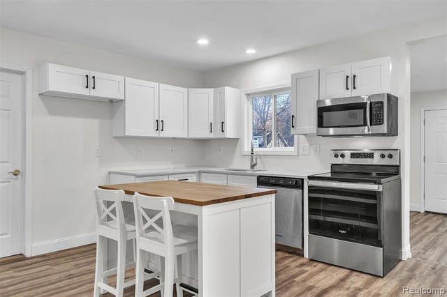 8165 Leonard Drive, Holly, MI 48442