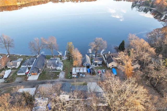 8165 Leonard Drive, Holly, MI 48442