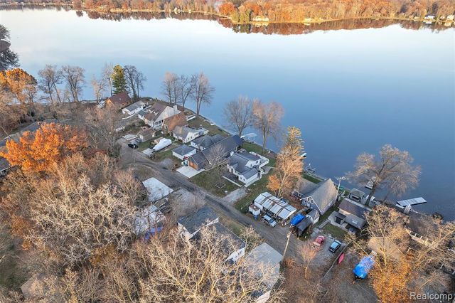 8165 Leonard Drive, Holly, MI 48442