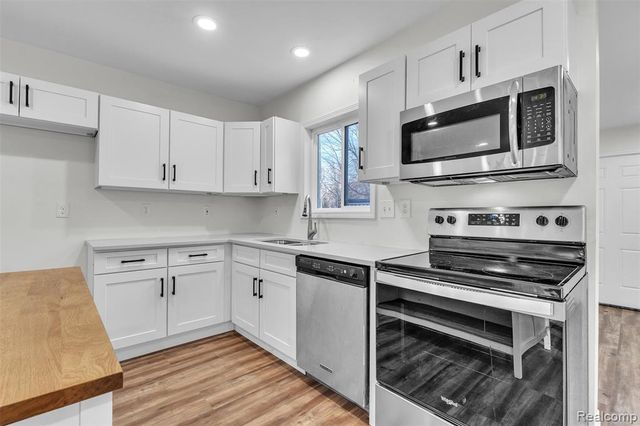 8165 Leonard Drive, Holly, MI 48442