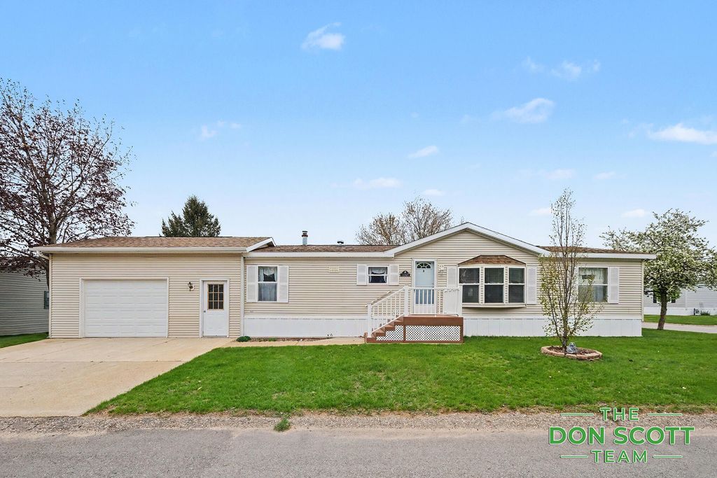 3567 Hollyfield Drive, Cedar Springs, MI 49319