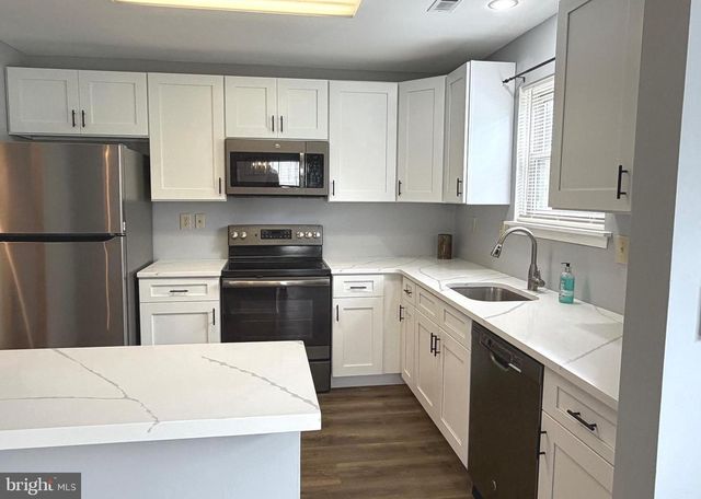 111 CARRIAGE HILL CT, Columbus, NJ 08022