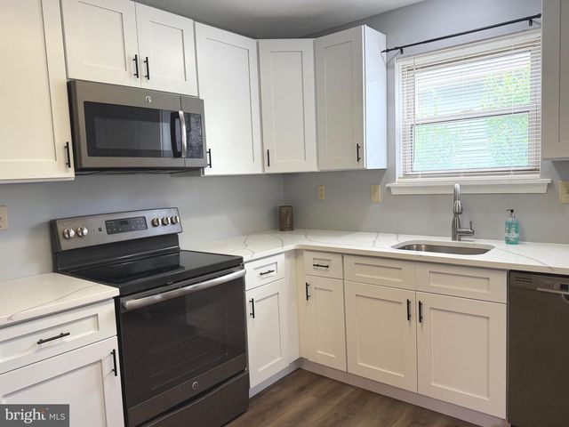 111 CARRIAGE HILL CT, Columbus, NJ 08022