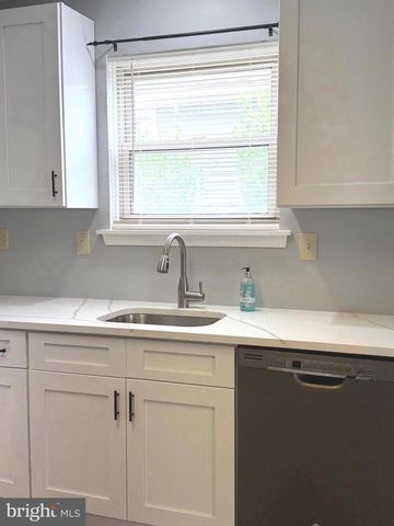 111 CARRIAGE HILL CT, Columbus, NJ 08022