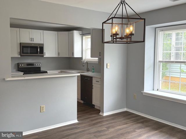 111 CARRIAGE HILL CT, Columbus, NJ 08022