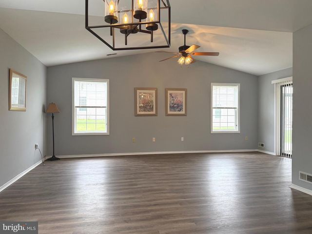 111 CARRIAGE HILL CT, Columbus, NJ 08022