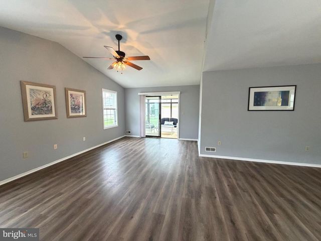 111 CARRIAGE HILL CT, Columbus, NJ 08022