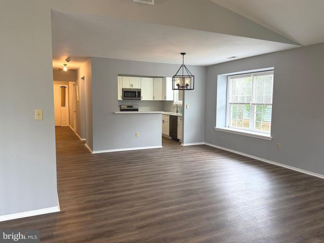 111 CARRIAGE HILL CT, Columbus, NJ 08022