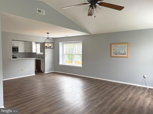 111 CARRIAGE HILL CT, Columbus, NJ 08022