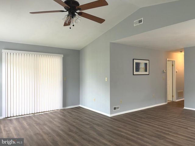 111 CARRIAGE HILL CT, Columbus, NJ 08022
