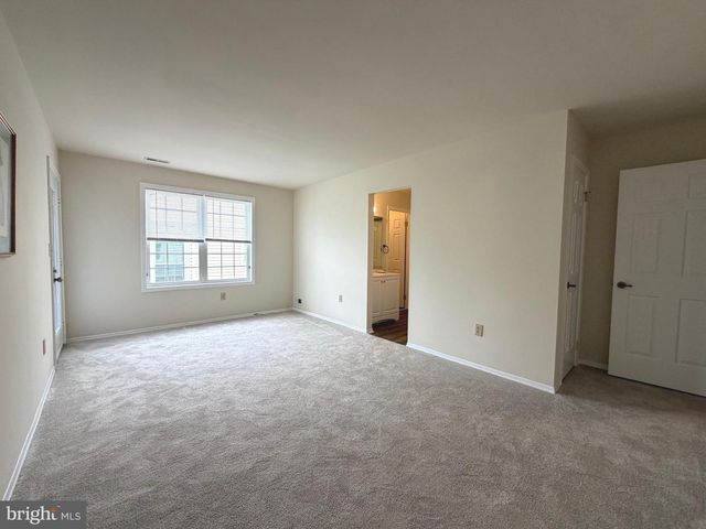 111 CARRIAGE HILL CT, Columbus, NJ 08022