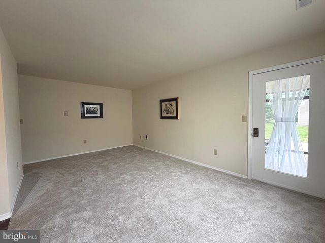 111 CARRIAGE HILL CT, Columbus, NJ 08022