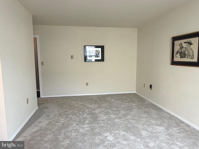 111 CARRIAGE HILL CT, Columbus, NJ 08022