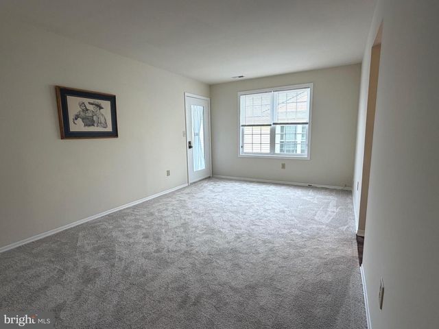 111 CARRIAGE HILL CT, Columbus, NJ 08022
