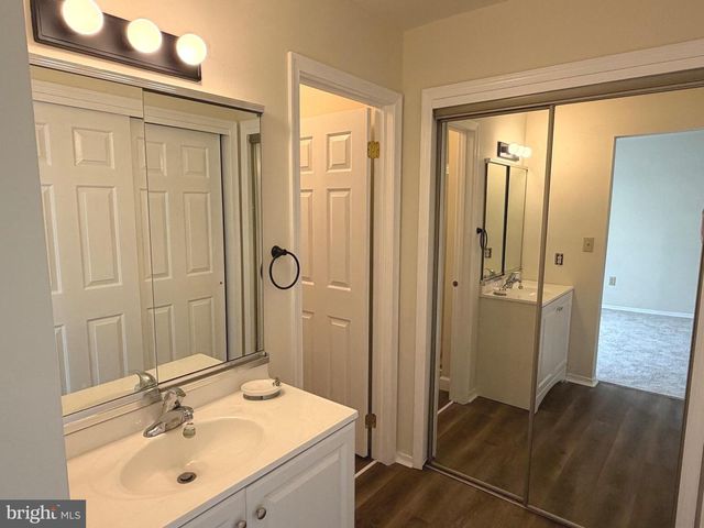 111 CARRIAGE HILL CT, Columbus, NJ 08022