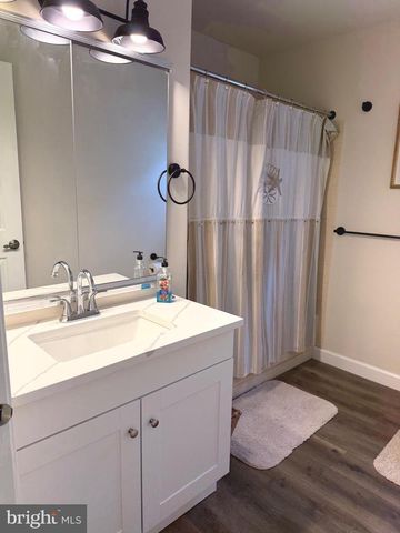 111 CARRIAGE HILL CT, Columbus, NJ 08022