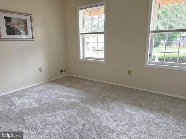 111 CARRIAGE HILL CT, Columbus, NJ 08022