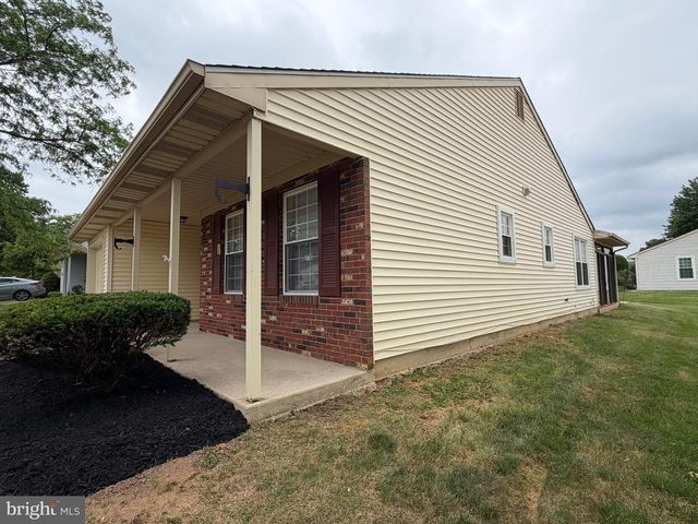 111 CARRIAGE HILL CT, Columbus, NJ 08022