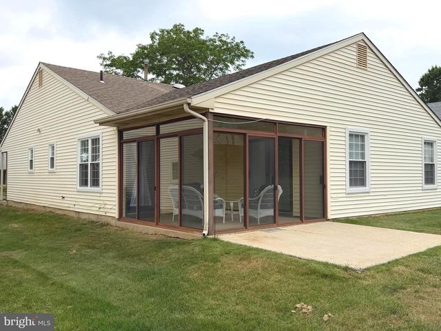 111 CARRIAGE HILL CT, Columbus, NJ 08022