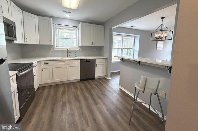 111 CARRIAGE HILL CT, Columbus, NJ 08022