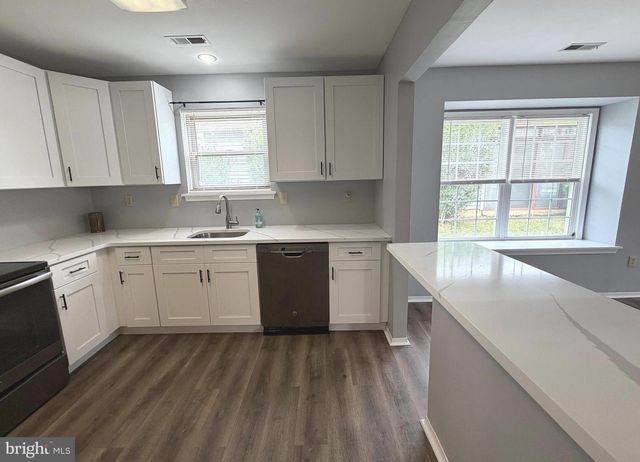 111 CARRIAGE HILL CT, Columbus, NJ 08022