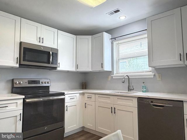 111 CARRIAGE HILL CT, Columbus, NJ 08022