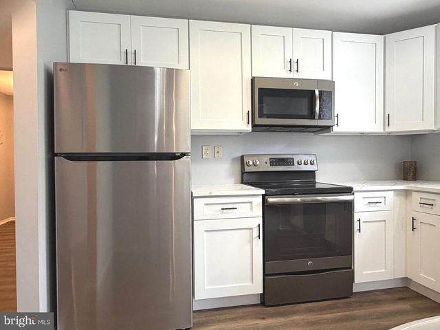 111 CARRIAGE HILL CT, Columbus, NJ 08022
