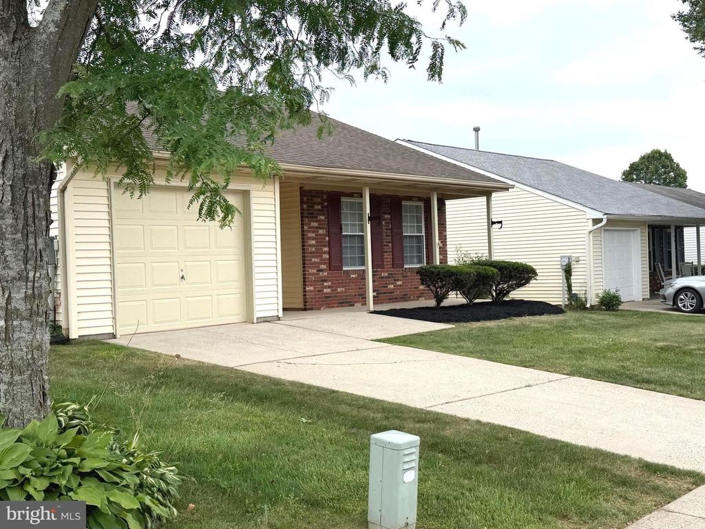 111 CARRIAGE HILL CT, Columbus, NJ 08022