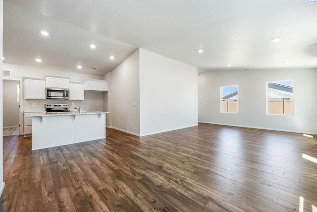 11332 Norfolk Dr, Pasco, WA 99301