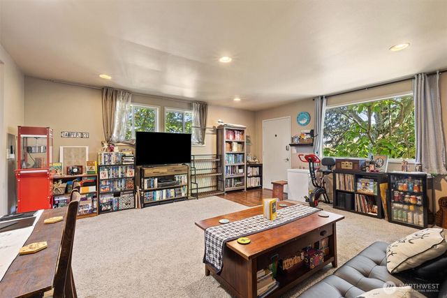 201 N 101st Street, Seattle, WA 98133