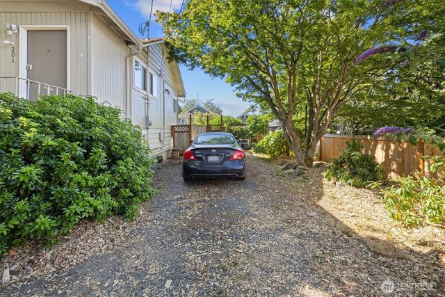 201 N 101st Street, Seattle, WA 98133