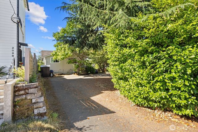 201 N 101st Street, Seattle, WA 98133