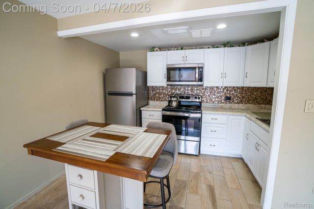 20 Chestnut Street 302, Wyandotte, MI 48192