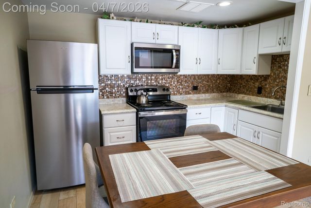 20 Chestnut Street 302, Wyandotte, MI 48192