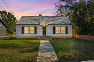 717 N Heideke, Seguin, TX 78155