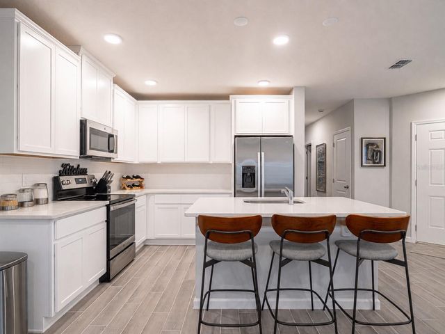 4902 LIVINGSTON LANE, Oviedo, FL 32765