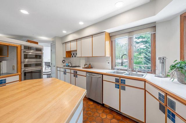 21 Foxboro Circle, Madison, WI 53717