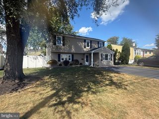 44 LIVINGSTON DR, Hamilton, NJ 08619