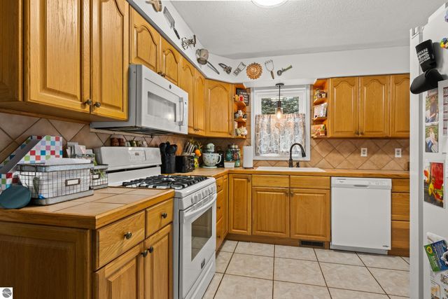 2770 County Road 633, Grawn, MI 49637