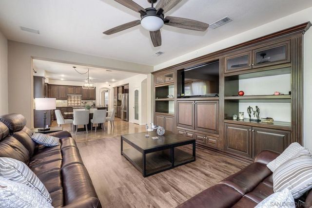 993 Hawthorne Creek Dr, Chula Vista, CA 91914