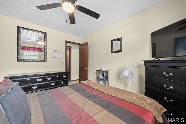 27 Oakleigh Drive, Belleville, IL 62223