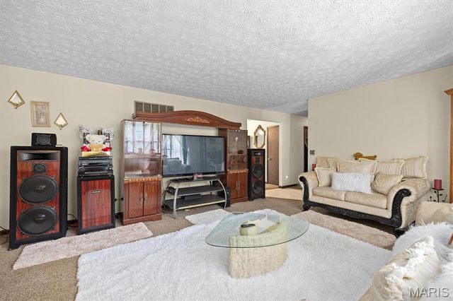 27 Oakleigh Drive, Belleville, IL 62223