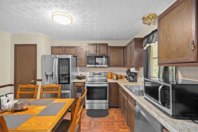 27 Oakleigh Drive, Belleville, IL 62223