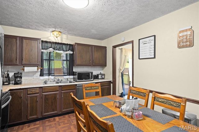 27 Oakleigh Drive, Belleville, IL 62223