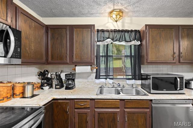 27 Oakleigh Drive, Belleville, IL 62223