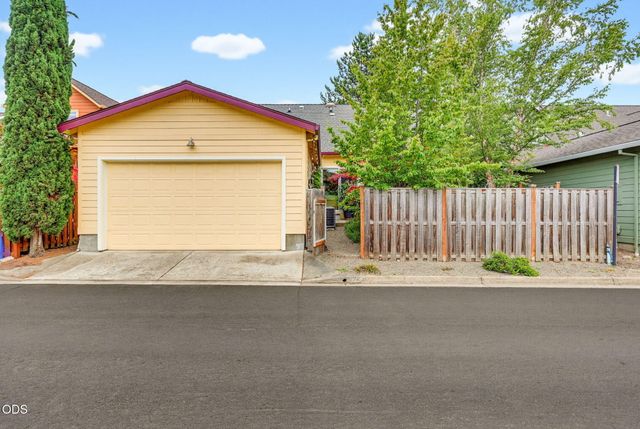 2685 Clay Creek Way, Ashland, OR 97520