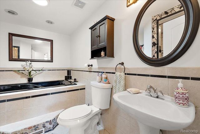 40058 Fraser Drive, Sterling Heights, MI 48310