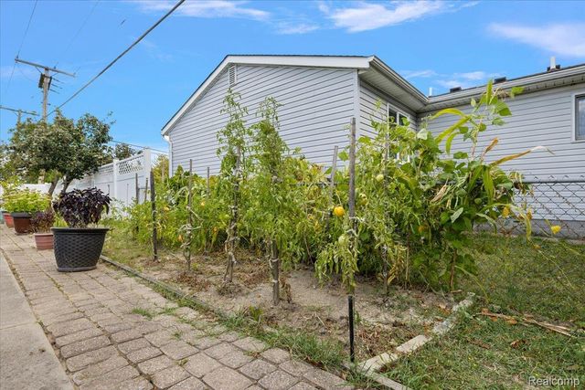 40058 Fraser Drive, Sterling Heights, MI 48310