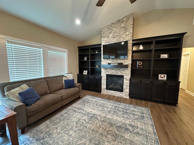 703 N 10th Avenue, Winterset, IA 50273