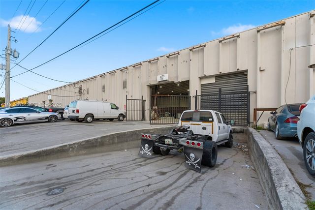 2275 NW 150th St, Opa-locka, FL 33054